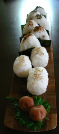 Podnos s Onigiri.